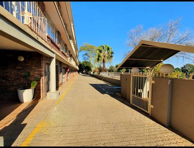 3 BEDROOM APARTMENT FOR SALE IN SINOVILLE